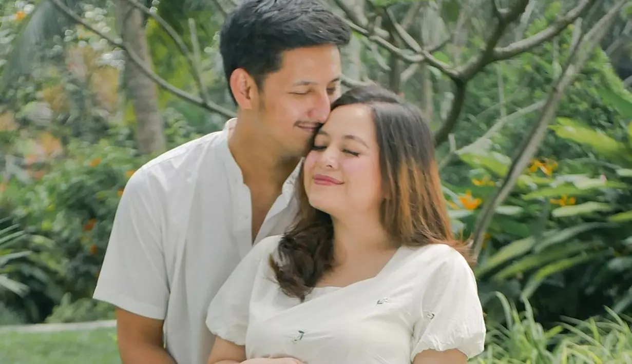 Dalam unggahan di akun Instagram, Tasya Kamila menyebutkan jika dirinya kemungkinan tak bisa memiliki anak saat sang suami mengidap Lymphoma Hodgkin. Bahkan, karena hal ini pula ia dan sang suami telah melakukan sperm freezing untuk program bayi tabung. (Liputan6.com/IG/@tasyakamila)