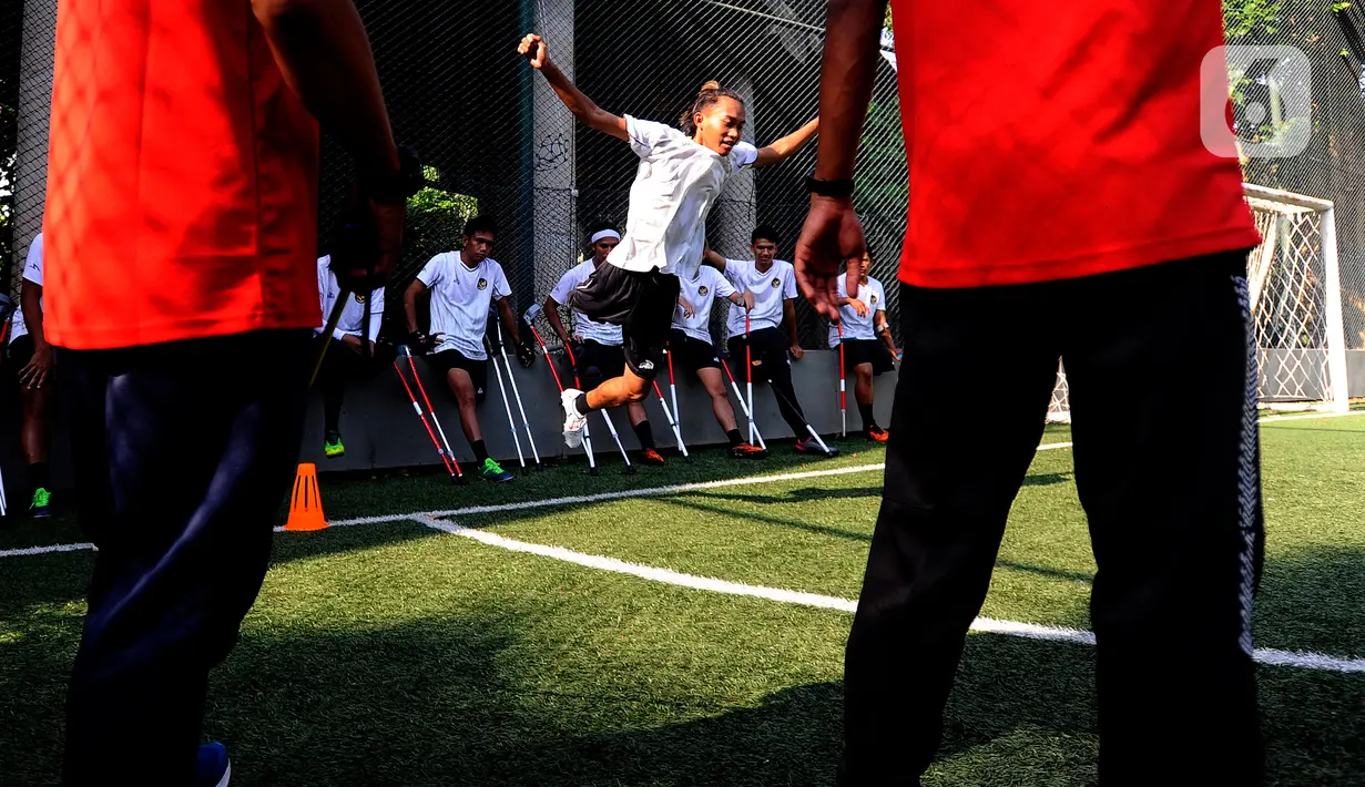 Pemain Timnas Amputasi Indonesia mengikuti latihan fisik jelang Piala Dunia Amputasi 2022 di Sports Club Serena Mansion, Jakarta Selatan, Selasa (5/7/2022). Mereka akan berlaga di Piala Dunia Sepak Bola Amputasi atau World Amputee Football Federation (WAFF) World Cup 2022 di Turki pada Oktober 2022. (merdeka.com/Arie Basuki)