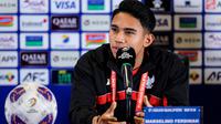 Gelandang Timnas Indonesia, Marselino Ferdinan mengikuti sesi konferensi pers jelang laga melawan Bahrain di putaran ketiga Kualifikasi Piala Dunia 2026, Senin (24/3/2025). (Bola.com/Bagaskara Lazuardi)