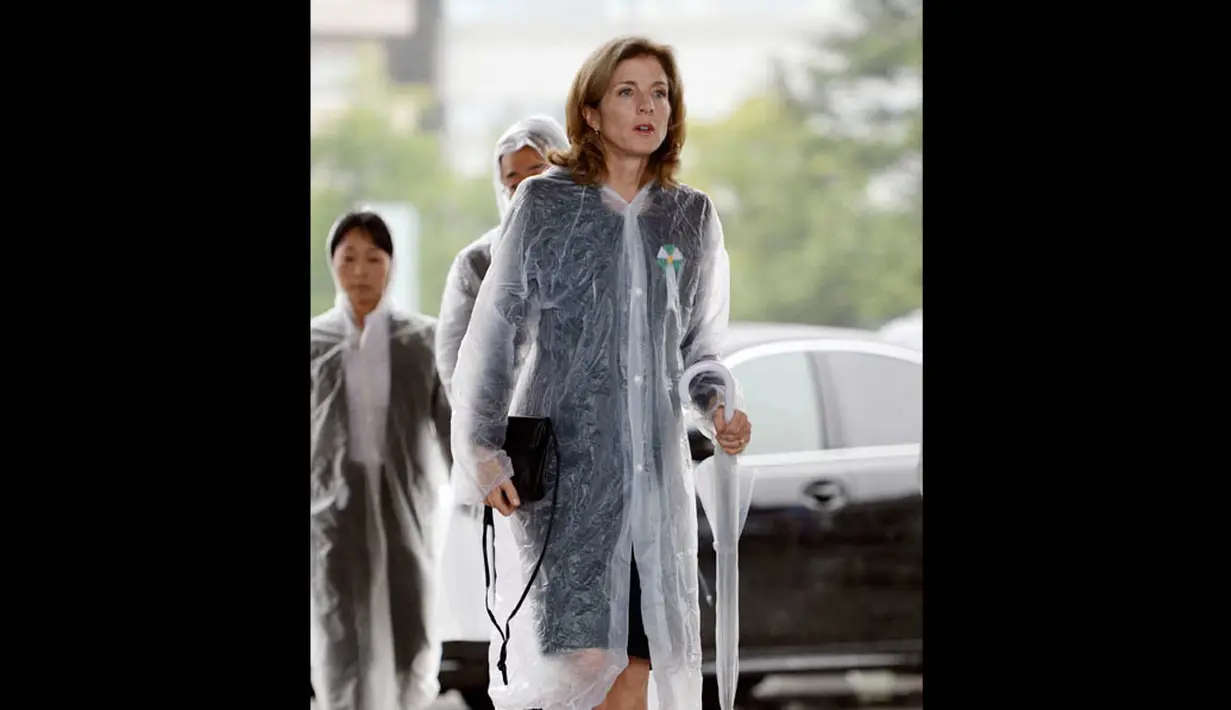 Dubes Amerika Serikat untuk Jepang, Carolime Kennedy, saat tiba di Peace Memorial Park untuk memperingati 69 tahun tragedi bom Hiroshima, Rabu (6/8/14). (REUTERS/Kyodo)