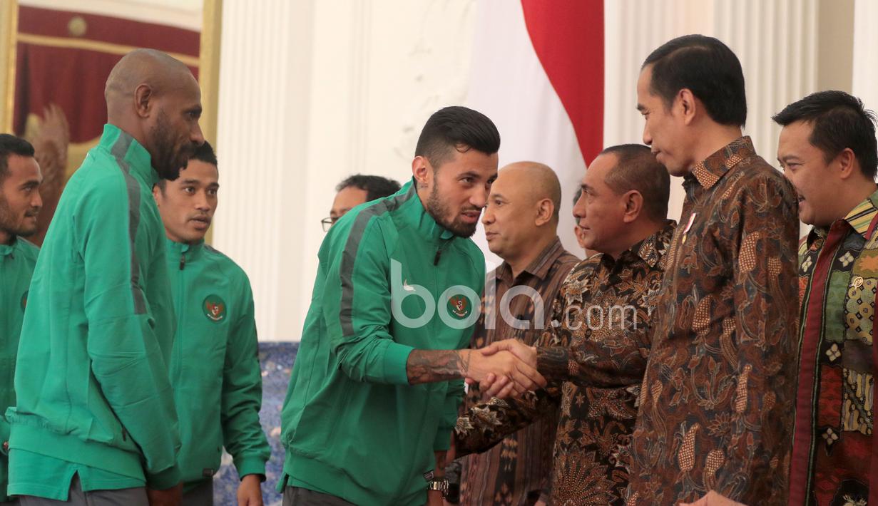 Stefano Lilipaly dan para pemain Timnas Indonesia diterima Presiden RI, Joko Widodo di Istana Negara, (19/12/2016). (Bola.com/Nicklas Hanoatubun)