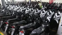 Pekerja melakukan pengecekan sepeda motor yang akan didistribusikan ke dealer di gudang penyimpanan sepeda motor di Jatake, Tangerang, Banten, Kamis (11/7/2019).  Wahana Distribution Center dengan kapasitas 2.700 unit mendistribusikan sepeda motor untuk wilayah Tangerang. (Liputan6.com/Angga Yuniar)