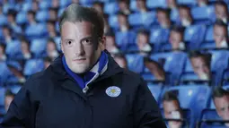 Seorang fans memakai topeng wajah Jamie Vardy saat menonton laga Leicester melawan Everton. Leicester protes terhadap keputusan FA yang memberikan hukuman larangan bermain sebanyak tiga kali kepada Vardy. (Reuters/Cral Recine)