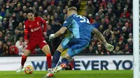 Pemain Liverpool Takumi Minamino mencetak gol ke gawang Arsenal pada pertandingan sepak bola Liga Inggris di Stadion Anfield, Liverpool, Inggris, 20 November 2021. Liverpool menang 4-0. (AP Photo/Jon Super)