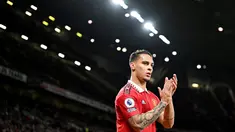 Aksi berputar-putar Antony kala Manchester United melawan Sheriff Tiraspol di Liga Europa mendapat kecaman dari berbagai pihak termasuk legenda MU dan pelatih. Karena ulahnya tersebut sang pemain akhirnya diistirahatkan atau absen saat Setan Merah berhadapan dengan West Ham United pada 30 Oktober 2022 lalu. (AFP/Oli Scarff)