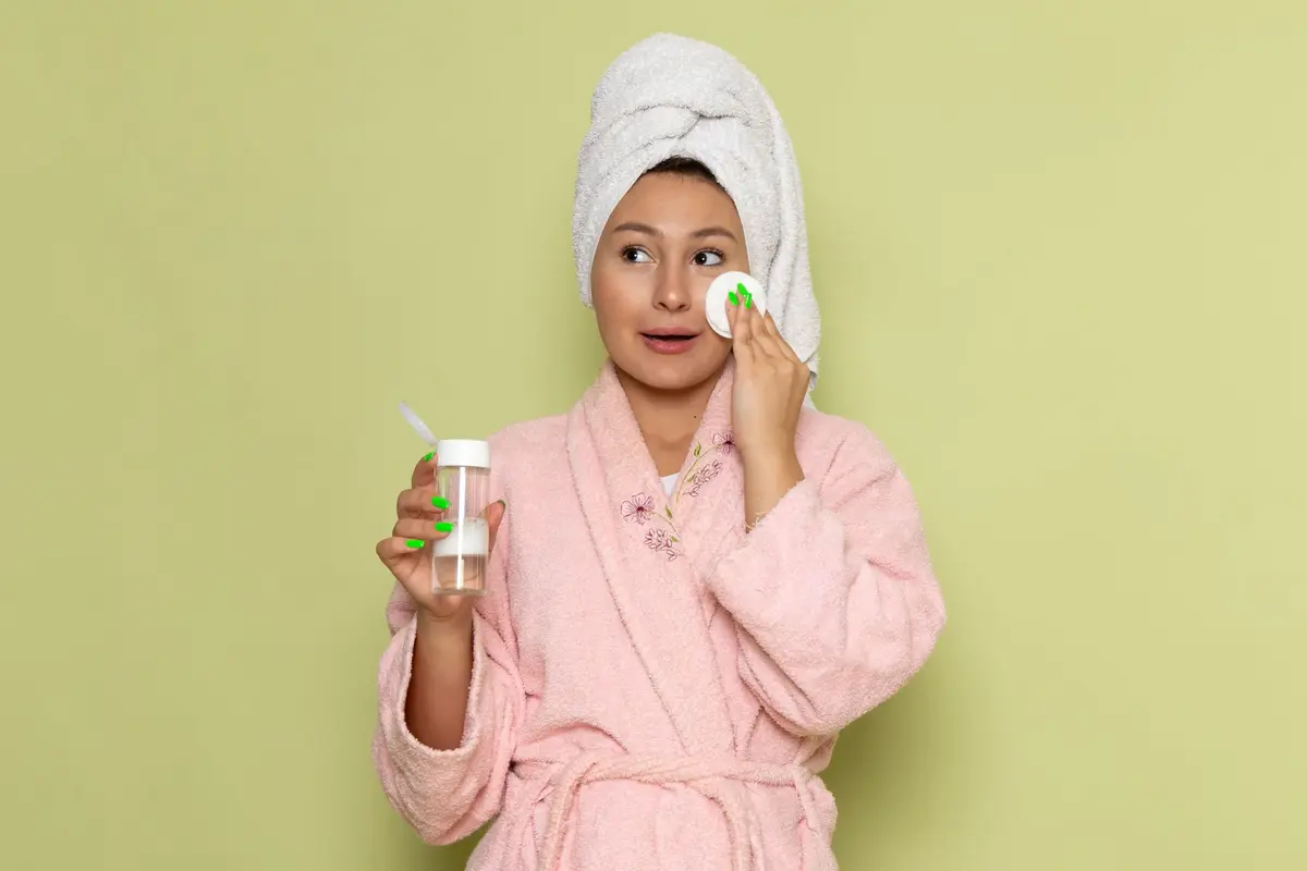 Tips Perawatan Wajah Harian untuk Kulit Sensitif dan Kering (photo by freepik.com)