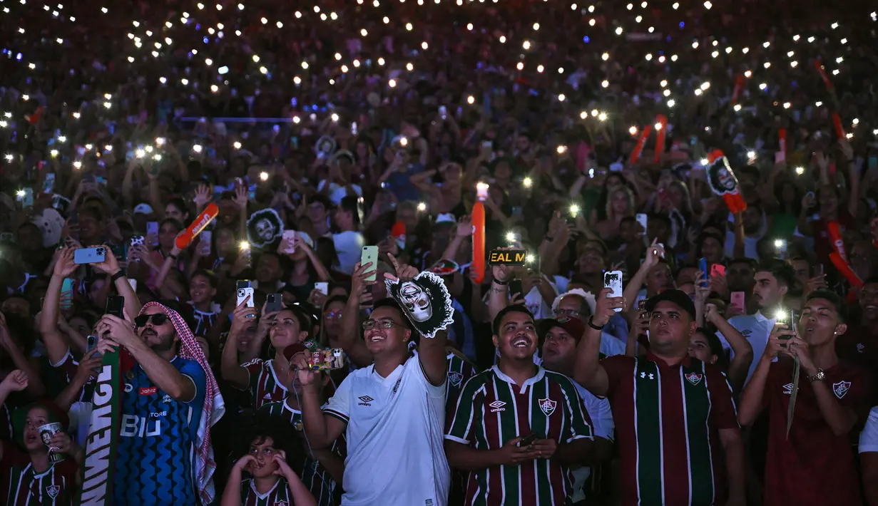 Sejumlah penggemar memberikan sambutan saat perkenalan pemain baru Fluminense, Marcelo di Stadion Maracana, Rio de Janeiro, Brasil, Sabtu (11/03/2023) WIB. Mantan pemain Real Madrid tersebut bergabung hingga Desember 2024. (AFP/Carl De Souza)
