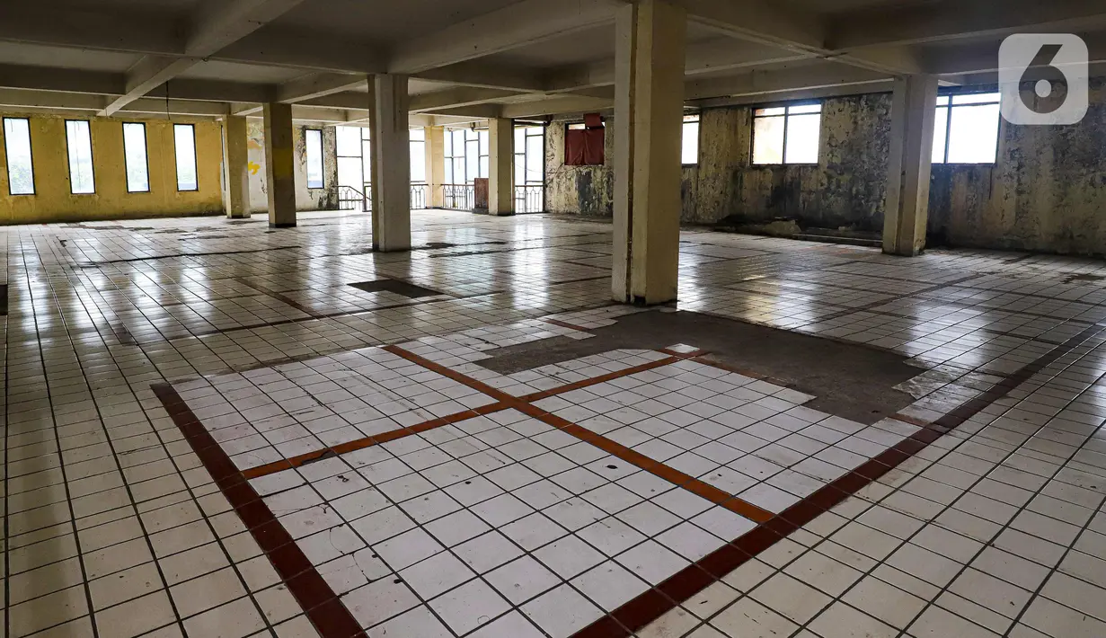 Suasana sepi Pasar Mampamg, Jakarta, Jumat (28/10/2022). Sepinya pengunjung di Pasar Mampang membuat para pedagang memilih menjual atau menyewakan kiosnya. Para pedagang memilih menjual atau menyewakan kiosnya dan beralih memasarkan barang dagangannya secara daring atau online Sedangkan pihak pengelola merencanakan pada lantai tiga dan empat Pasar Mampang akan digunakan sebagai tempat berolahraga.  (Liputan6.com/Faizal Fanani)