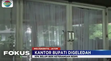 Tim yang berjumlah sekitar 10 orang langsung menggeledah ruang kerja Bupati dan Wakil Bupati Mojokerto serta sekretaris daerah.