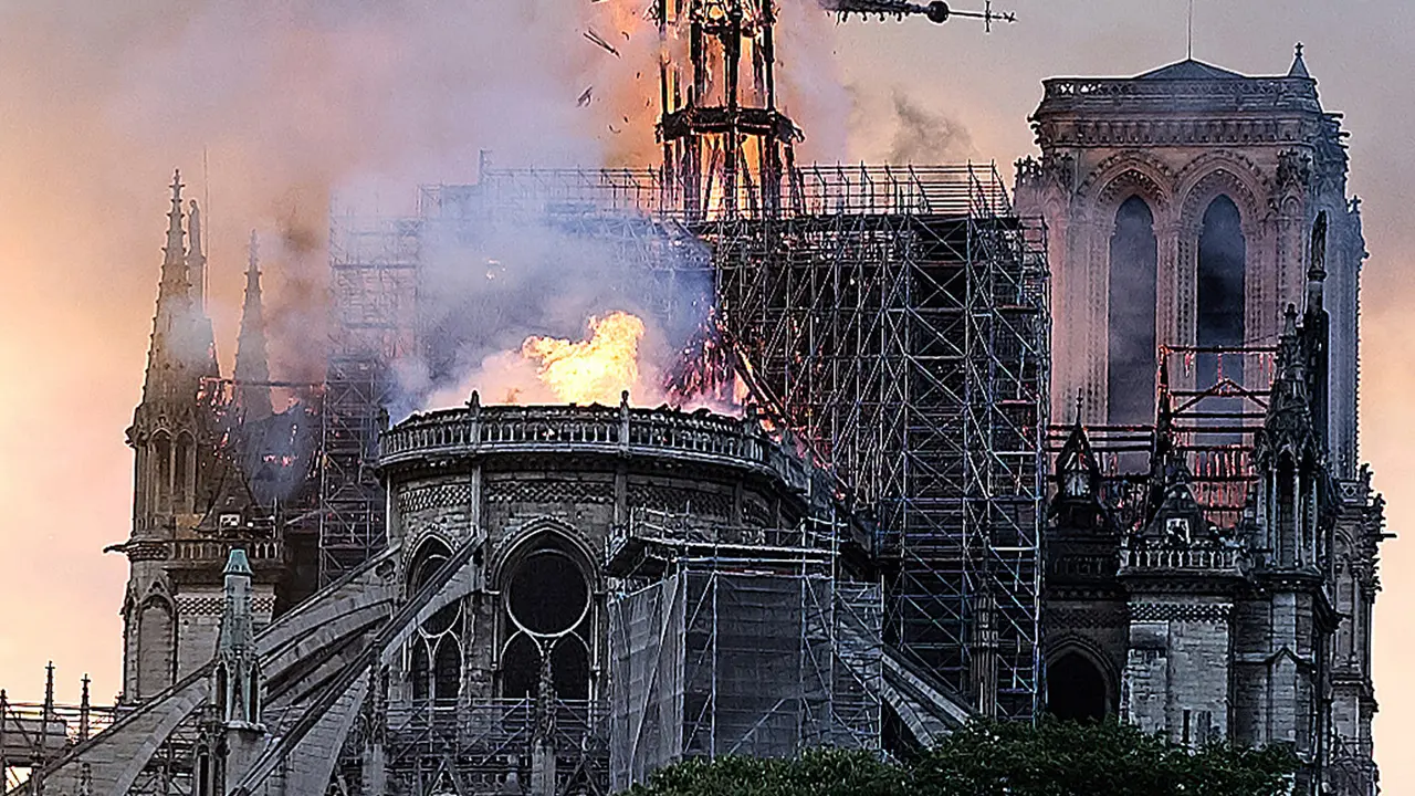 Katedral Notre Dame di Paris Terbakar