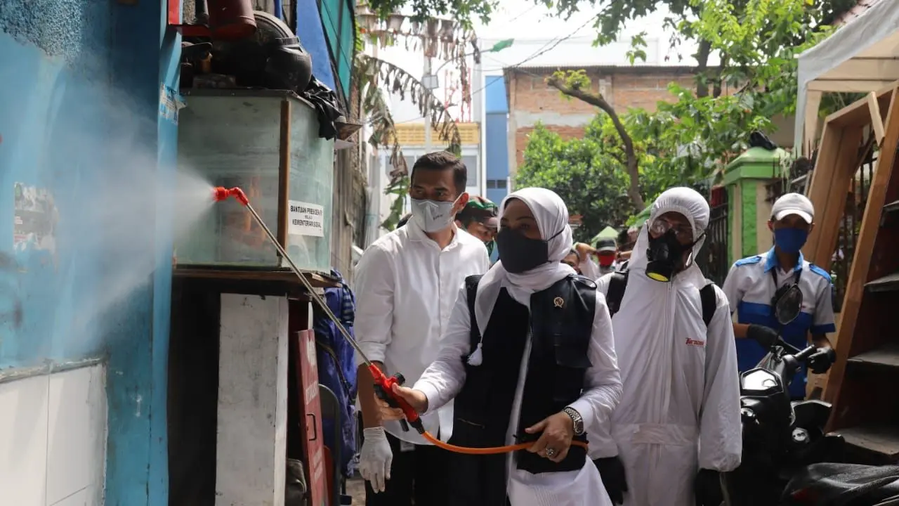 Menteri Ketenagakerjaan (Menaker), Ida Fauziyah, meminta perusahaan menyemprot disinfektan di area kerja menjelang New Normal. (Dok kemnaker)
