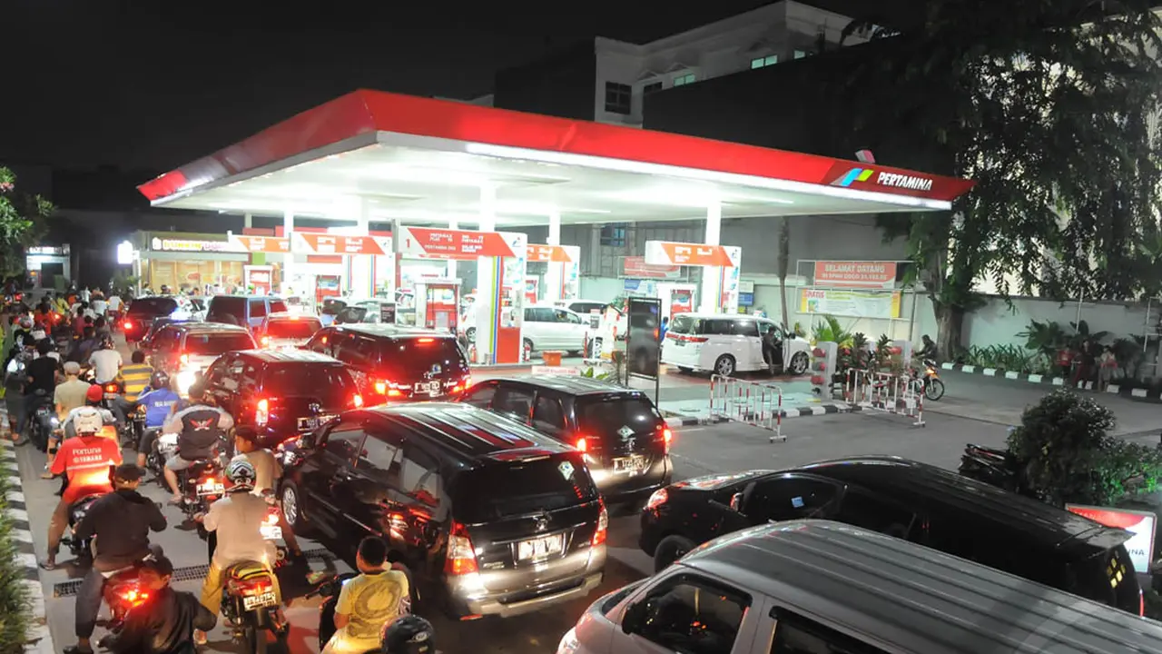 Jelang BBM Naik, SPBU Cikini Ramai Antrean