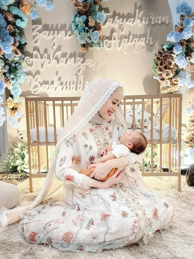 Tampil Stylish, Ini 7 Momen Fanny Fabriana Bersama Putra Bungsu yang Menggemaskan