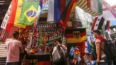 Sejumlah pembeli mencari pernak-pernik negara yang berpartisipasi pada Piala Dunia FIFA 2018 di jalan pasar di kota tua Damasku, Suriah (6/6). Piala Dunia akan digelar pada 14 Juni 2018 di Rusia. (AFP Photo/Louai Beshara)
