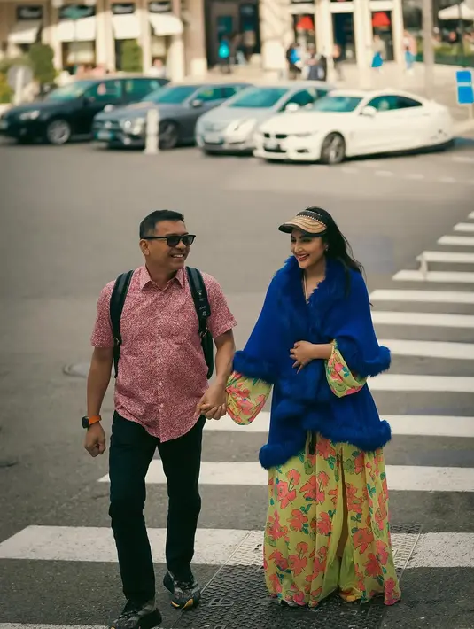 Tak berhenti di situ, topi dengan sentuhan coklat keemasan menjadi aksesori pelengkap yang unik. Bold dan vibrant, penampilan Ashanty satu ini bisa jadi inspirasi untuk kamu yang ingin tampil stand out saat liburan. [@ashanty_ash].