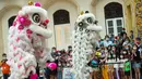 Anak-anak tampil dalam upacara kelulusan program pelatihan tari barongsai di Makau, 12 September 2020. Selama musim panas, 40 anak menyelesaikan program pelatihan tari barongsai, seni pertunjukan tradisional China yang sering dipentaskan untuk hiburan di acara-acara perayaan. (Xinhua/Cheong Kam Ka)