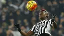 Gelandang Juventus, Paul Pogba, mengontrol bola saat laga melawan Napoli. Kemenangan ini membuat Juventus unggul satu poin dari Napoli. (Reuters/Stefano Rellandini)