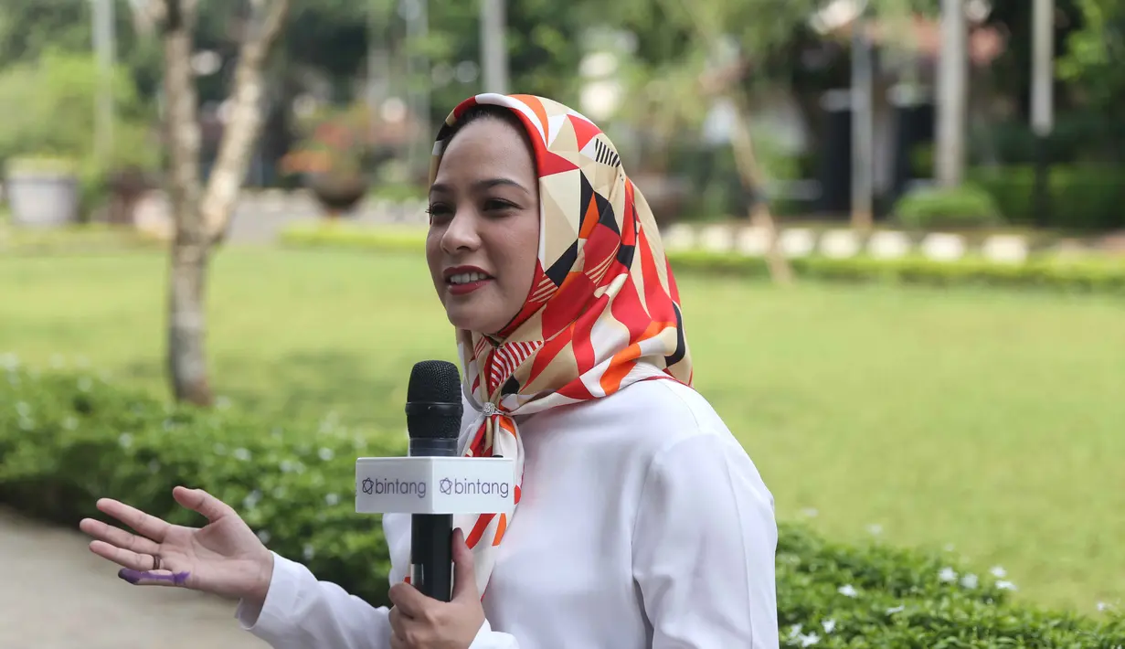 Sebagai salah satu warga DKI, Rachel Maryam memiliki harapan pada Gubernur baru yang siap memimpin Jakarta. Sebagai Anggota DPR, yang juga selebriti, Rachel menaruh harapan besar pada Gubernur terpilih. (Nurwahyunan/Bintang.com)
