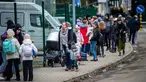 Warga Ukraina melintasi perbatasan Slovakia-Ukraina di Ubla, Slovakia timur, dekat dengan kota Ukraina Welykyj Beresnyj (25/2/2022). Invasi Rusia ke Ukraina membuat warga mulai melarikan diri dari konflik di negara mereka satu hari setelah Rusia melancarkan serangan militer. (AFP/Peter Lazar)