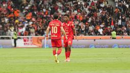 Aditya Warman sedang berdiskusi di lapangan dengan rekan satu timnya dalam pertandingan melawan Persijap Jepara pada pekan ke-16 BRI Super League 2025/2026 di Stadion Utama Gelora Bung Karno (SUGBK), Jakarta Pusat, Sabtu (3/1/2026) sore WIB. (Bola.com/Abdul Aziz)