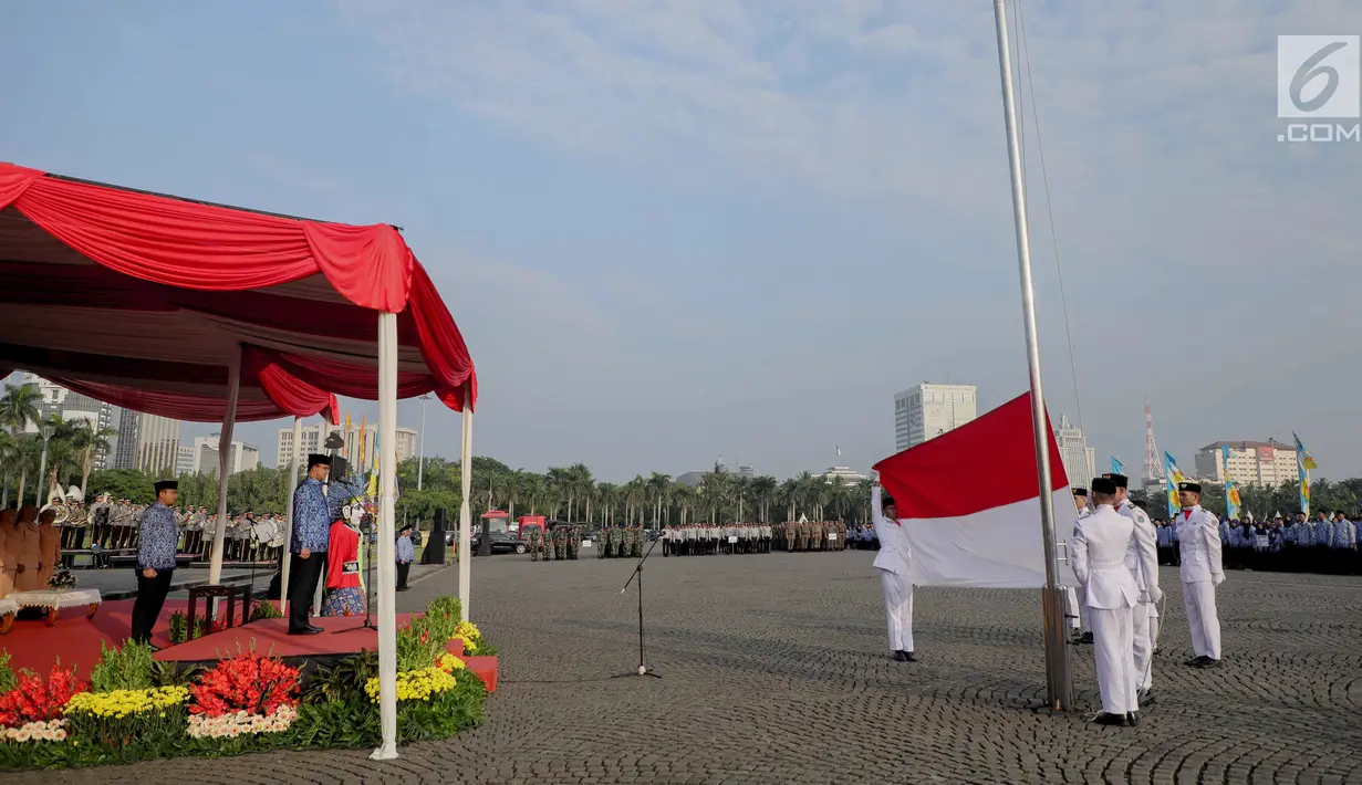 Gubernur DKI Jakarta Anies Baswedan saat mengikuti upacara peringatan Hari Lahir Pancasila di Monas, Jakarta, Sabtu (1/6/2019). Selain Aparatur Sipil Negara (ASN), upacara ini juga diikuti oleh perwakilan organisasi masyarakat. (Liputan6.com/Faizal Fanani)