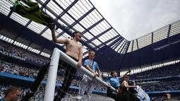 Namun sayang saat perayaan tersebut gawang di Stadion Etihad jadi korban luapan kebahagiaan para fans city. (AFP/Oli Scarff)