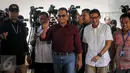 Pasangan Cagub dan Cawagub DKI, Anies Baswedan dan Sandiaga Uno berjalan menuju laboratorium Gedung BNN, Jakarta, Minggu (25/9). Anies-Sandiaga akan mengikuti tes narkotika sebagai salah satu syarat maju di Pilgub DKI 2017. (Liputan6.com/Faizal Fanani)