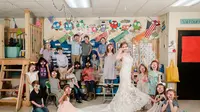 Guru Sekolah Dasar di Arkansas mengenakan gaun pengantin bersama murid-muridnya sebelum pernikahannya berlangsung (Dok.Facebook/Flying Pig Photography)