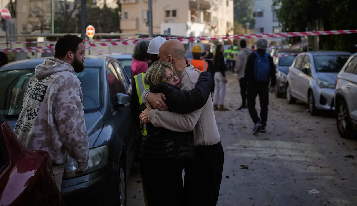 Selain korban jiwa, konflik tersebut menyebabkan kerusakan infrastruktur, serta gangguan terhadap pasar global dan penerbangan internasional. Tampak dalam foto, warga bereaksi di lokasi serangan rudal Iran di Tel Aviv, Israel, Selasa, 24 Maret 2026. (AP Photo/Ohad Zwigenberg)
