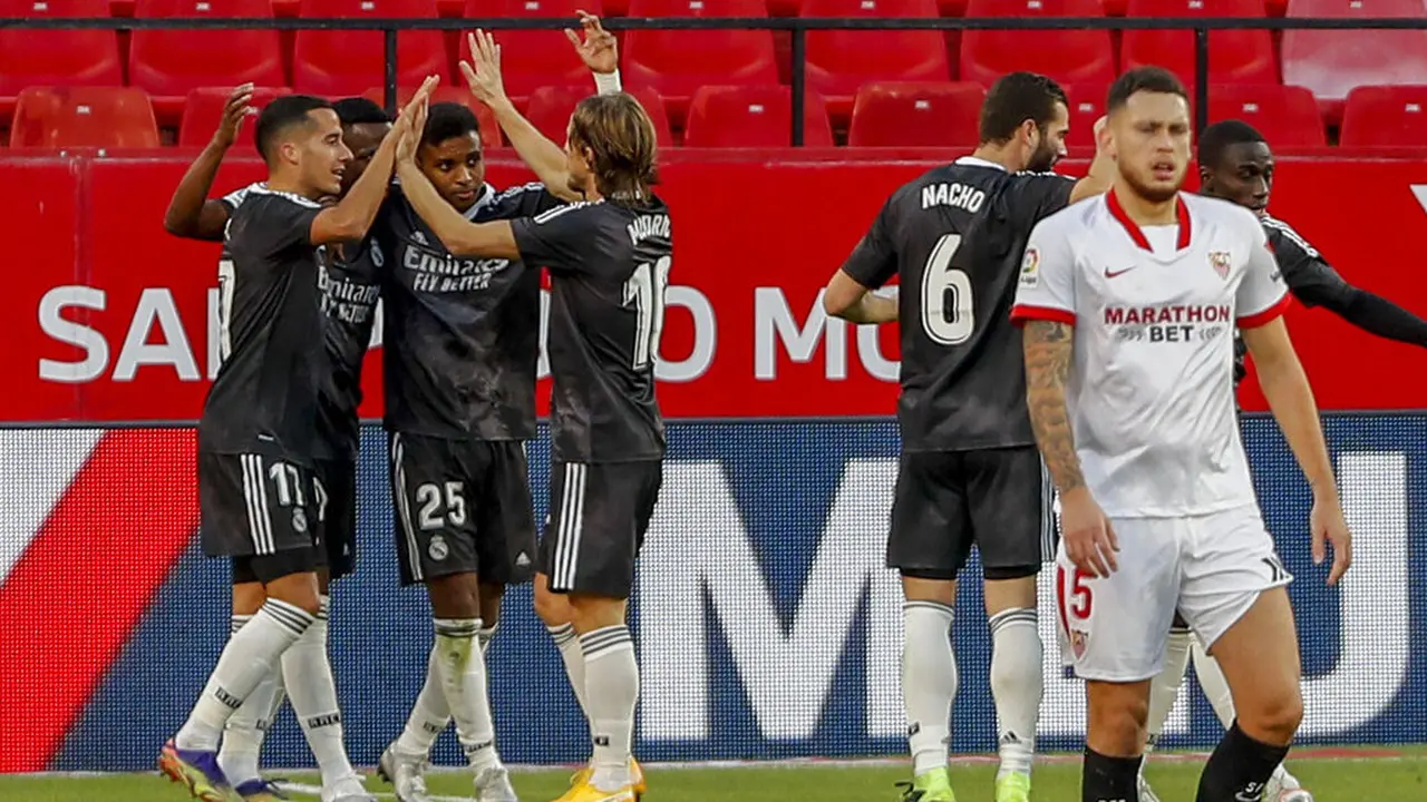 FOTO: Berkat Gol Bunuh Diri Kiper Sevilla, Real Madrid Tembus Tiga Besar Klasemen La Liga