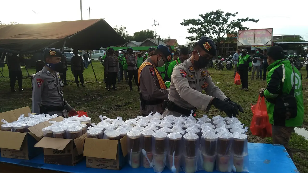 Ojek online di Kota Kendari bersama Brimob Polda Sultra mengantar takjil berbuka puasa ditengah pandemi covid-19, Minggu (26/4/2020).