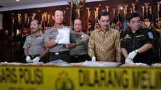 Kapolri Jenderal Sutarman menggelar barang bukti 71 kg sabu di Mabes Polri, Jakarta, (10/10/14). (Liputan6.com/Johan Tallo)