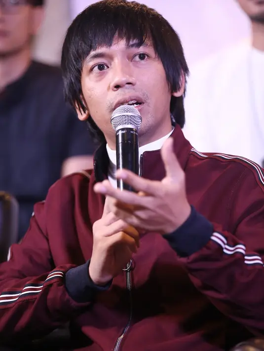 "Sejak awal, kami ingin lagu ini bernuansa piano. Kami bosan main full band, memang pakai additional player, kami enggak punya pemain kibor. Akhirnya masuk nama David," lanjut Rian. (Nurwahyunan/Bintang.com)
