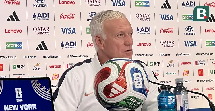 Didier Deschamps berbicara dalam konferensi pers resmi jelang laga Prancis melawan Swedia pada babak 32 besar Piala Dunia 2026 di New York New Jersey, Amerika Serikat, Senin (29/6/2026). Pelatih Timnas Prancis itu memaparkan kesiapan timnya menghadapi duel fase gugur saat menjawab pertanyaan awak media. (KLY Sports/Hery Kurniawan)