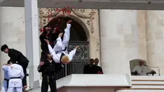 Atlet Taekwondo dari Korea Selatan melakukan atraksi di depan Paus Fransiskus saat pertemuan umum mingguan di Lapangan Santo Petrus, Vatikan (30/5). (AP Photo/Gregorio Borgia)