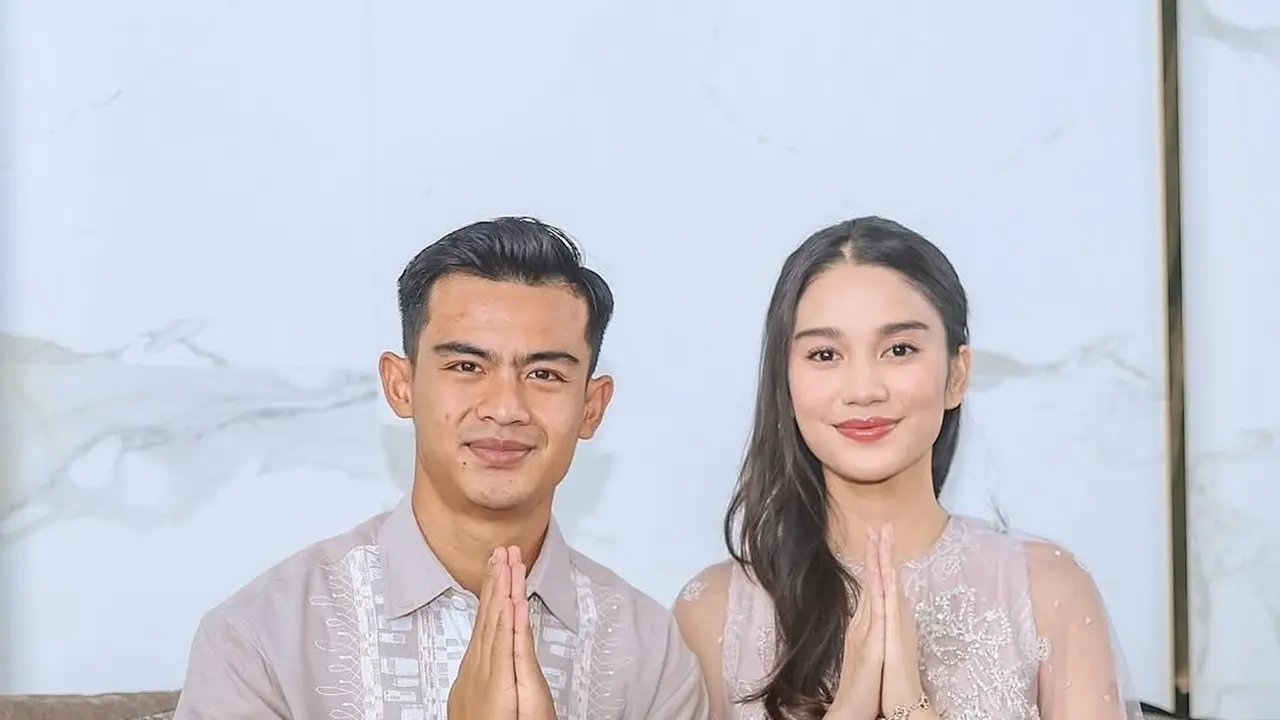 Gaya Serasi Azizah Salsha dan Pratama Arhan Rayakan Lebaran dengan Outfit Bernuansa Netral