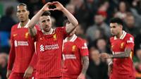 Pemain Liverpool, Diogo Jota merayakan gol ke gawang Everton dalam laga lanjutan Liga Inggris 2024/2025 di Anfield, Liverpool, Inggris, Rabu (02/04/2025) waktu setempat. (AFP/Paul Ellis)