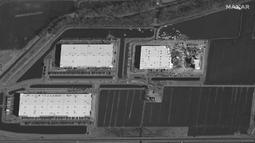 Foto satelit menunjukkan gudang dan bangunan Amazon rusak parah setelah badai hebat bergerak melalui daerah itu pada malam sebelumnya di Edwardsville, Illinois, Amerika Serikat, 11 Desember 2021. (Satellite image ©2021 Maxar Technologies via AP)