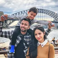 Sydney Harbour Bridge menjadi saksi harmonisnya keluarga Raffi Ahmad. Rafathar terlihat begitu bahagia menikmati suasana di Sydney, Australia. Dengan berada di pundak Raffi Ahmad, Rafathar bisa menikmati pemandangan Sydney dengan lebih jelas. (Liputan6.com/IG/@raffinagita1717)