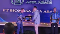 Presiden Direktur PT Biomasa Jaya Abadi Rudi Hantono menerima penghargaan dari Kepala Kanwil Bea Cukai Sulawesi Bagian Utara (Sulbagtara) Erwin Situmorang  di Gedung Keuangan Negara, Manado, Selasa 27 Agustus 2024.