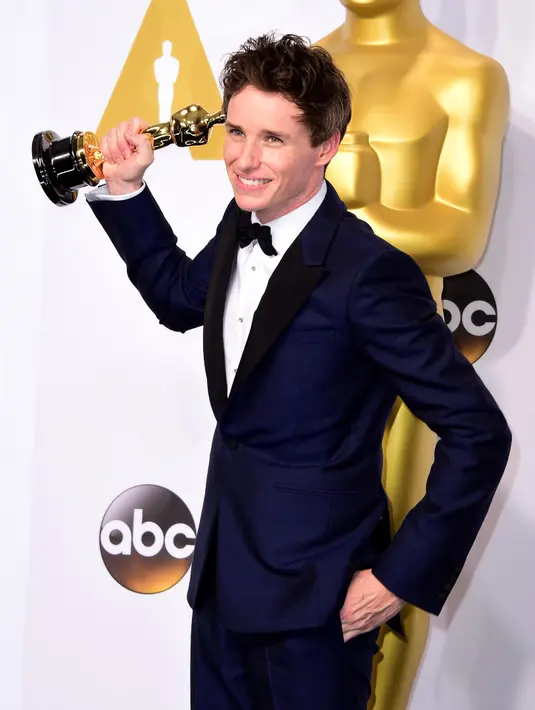Eddie Redmayne saat menerima Piala Oscar 2015. (Bintang/EPA)