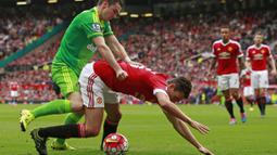 Bek Manchester United Matteo Darmian berusaha melewati pemain Sunderland, Adam Johnson pada laga Liga Inggris di Stadion Old Trafford, Manchester, Sabtu (26/9/2015). (Action Images via Reuters/Jason Cairnduff)