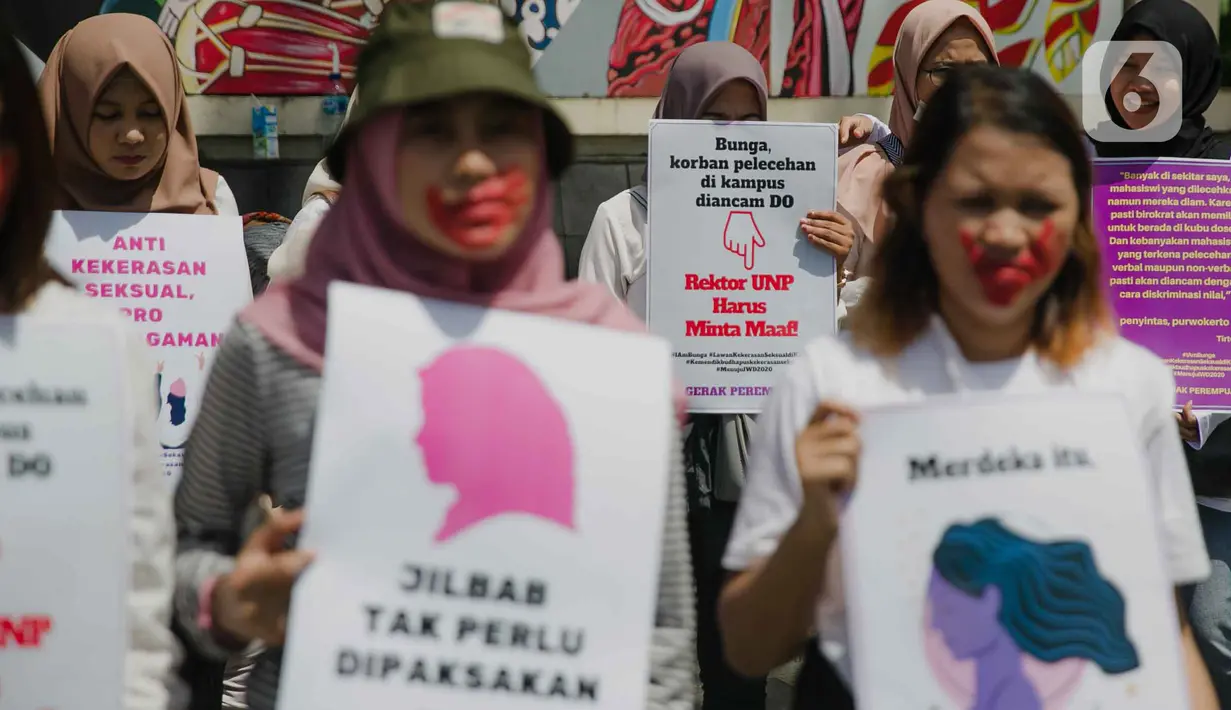 Massa Gerakan Perempuan Anti Kekerasan (Gerak Perempuan) menggelar aksi di Kementerian Pendidikan dan Kebudayaan (Kemdikbud), Jakarta, Senin (10/2/2020). Mereka menuntut Mendikbud Nadiem Makarim untuk membuat peraturan di kampus yang melindungi dari pelecehan seksual. (Liputan6.com/Faizal Fanani)