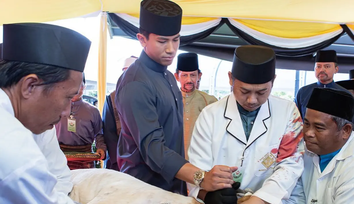 Baju melayu tersebut dilengkapi kain songket yang dililit ke pinggang. Dia juga terlihat memakai peci. [@anishsa_mateen/@hazimah_beauty].