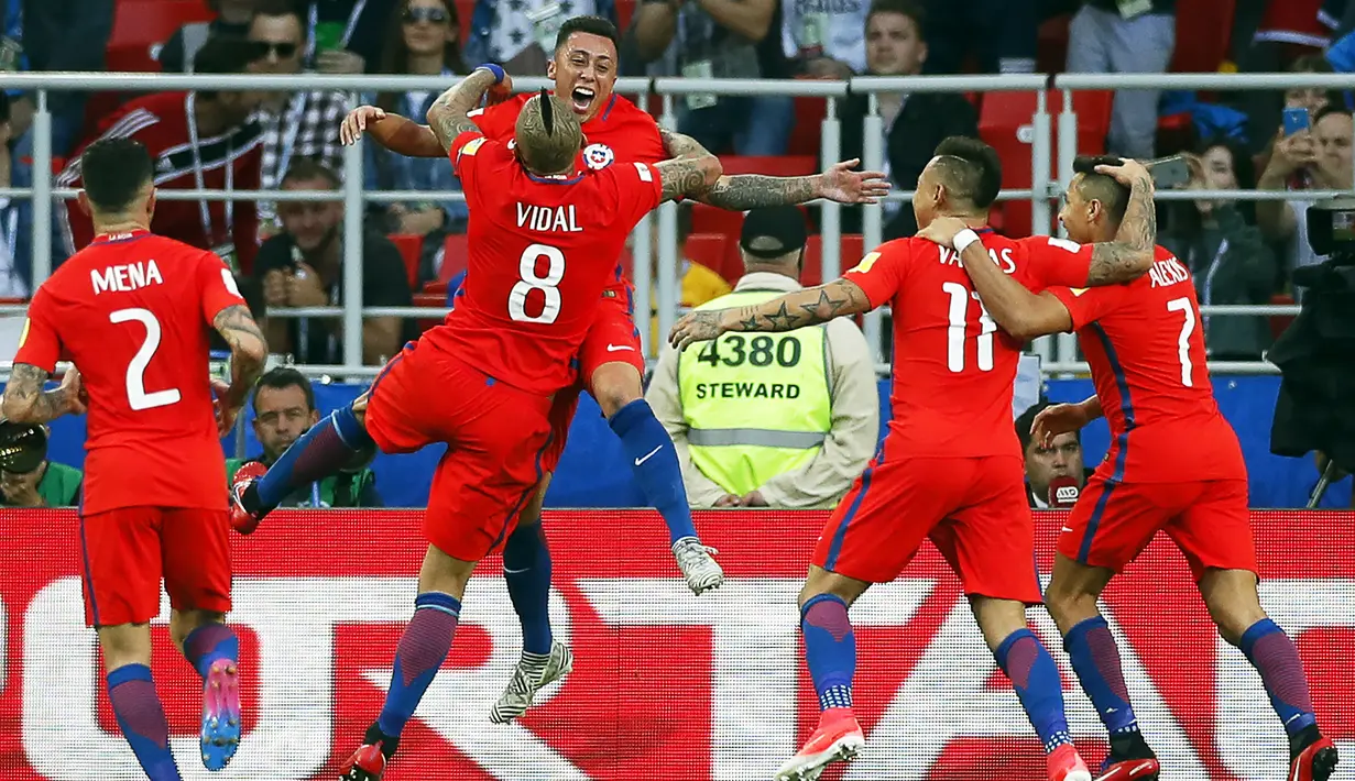 Para pemain Cile merayakan gol yang dicetak Martin Rodriguez pada laga Grup B Piala Konfederasi 2017 di Arena Otkrytiye, Moskow, Minggu (25/6/2017). Cile bermain imbang 1-1 dengan Australia. (EPA/Sergei Ilnitsky)