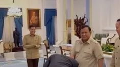 Prabowo Beri Kejutan Ulang Tahun Ke Menlu Sugiono
Presiden Prabowo Subianto memberikan kejutan ulang tahun untuk Menteri Luar Negeri SugionoTerlihat Prabowo ikut bernyanyi dan bertepuk tangan.

Acara digelar sederhana di istana pada Rabu (11/2/2026).
