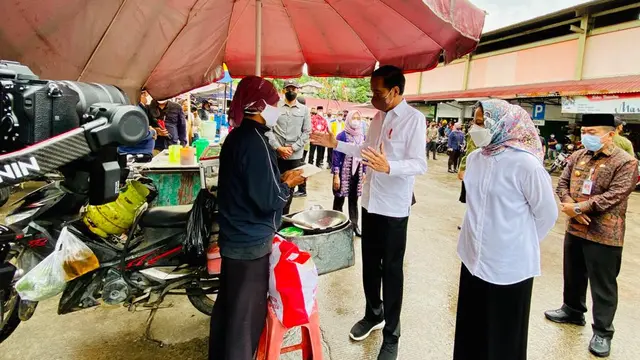 Presiden Jokowi memberikan BLT Minyak Goreng kepada sejumlah pedagang kecil dan penerima di Pasar Rakyat Angso Duo Baru Kota Jambi.