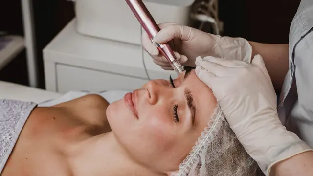 3 Pilihan Perawatan Eksfoliasi Wajah yang Bisa Bikin Kulit Makin Glowing (photo by freepik)