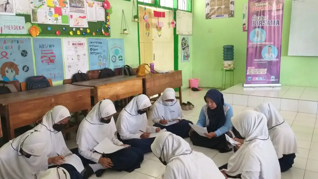 Siswa  SMPN 1 Pajarakan Probolinggo yang menjadi korban jembatan gantung putus, sudah mulai kembali bersekolah. (Istimewa)