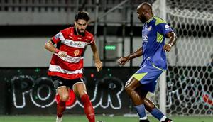 Bek Madura United, Pedro Monteiro mencoba melewati penjagaan striker Arema FC, Joel Vinicius dalam laga pekan ke-22 BRI Super League di Stadion Gelora Madura Ratu Pamelingan, Pamekasan, Sabtu (21/2/2026) malam. (Dok. Madura United)